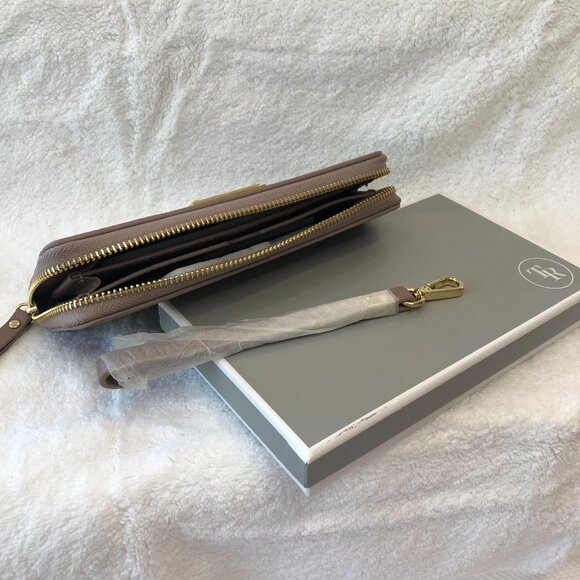 NWOT TR Large Women's Continental Custom Graved Wallet with Box - Picture 10 of 12